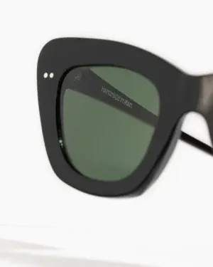 Cat-eye black
